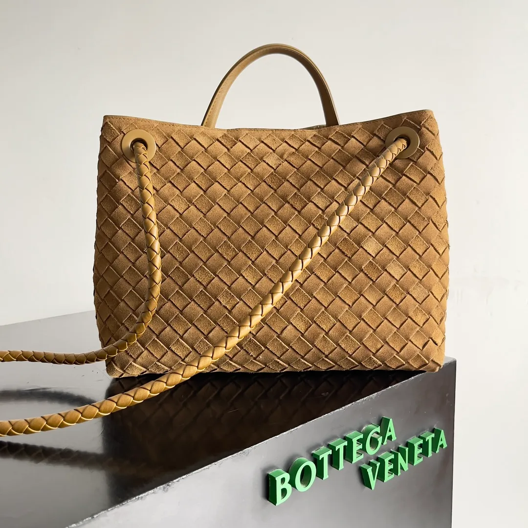 The 2023 new Andiamo batch of 2360 BV has been shipped‼ ️Really popular🔥The new Andiamo woven handbag launched by Bottega Veneta this season is really popular all over the world! ! Celebrities at home and abroad have worn it, and Oscar-winning actress Michelle Yeoh has taken it out on the street. Song Jia, Trai Yara, Yu Feihong, Sanji Ayaka, Rosie Hunting-Whiteley, Yoshioka Riho, etc. have all picked up this bag. It is classic and versatile, showing off its temperament, and the bag capacity is also large, which is very convenient for daily commuting! ! A variety of carrying methods, the shoulder straps can be adjusted by yourself, the original lambskin feels soft and delicate, and the neutral style is created to break gender boundaries and bring a more practical and longer-lasting use experience. Andiamo, which has both elegant and casual styles, perfectly interprets "fashionable old money style". Style number: 743572 (sugar) Size: 32*24*12